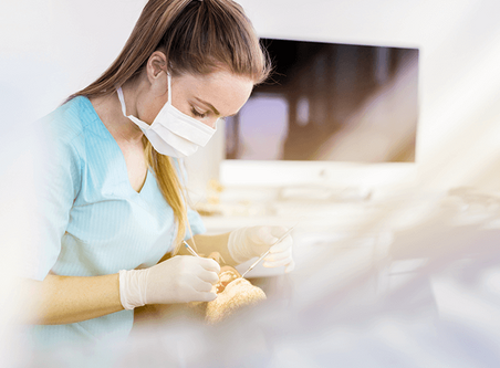 Zahnmedizinische Fachangestellte (ZFA) bei der Arbeit im Dentallabor